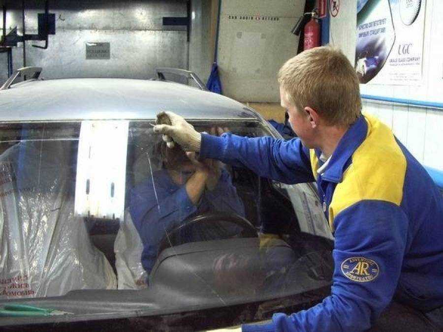 Чем приклеить отклеившееся заднее стекло в автомобиле: лучшие способы ремонта