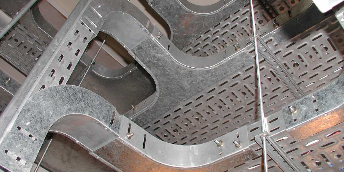 Короб металлический на конструкциях кронштейнах по фермам и колоннам длина