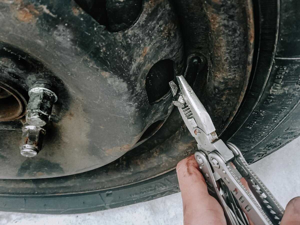 Травит воздух золотник на колесе автомобиля - что делать?