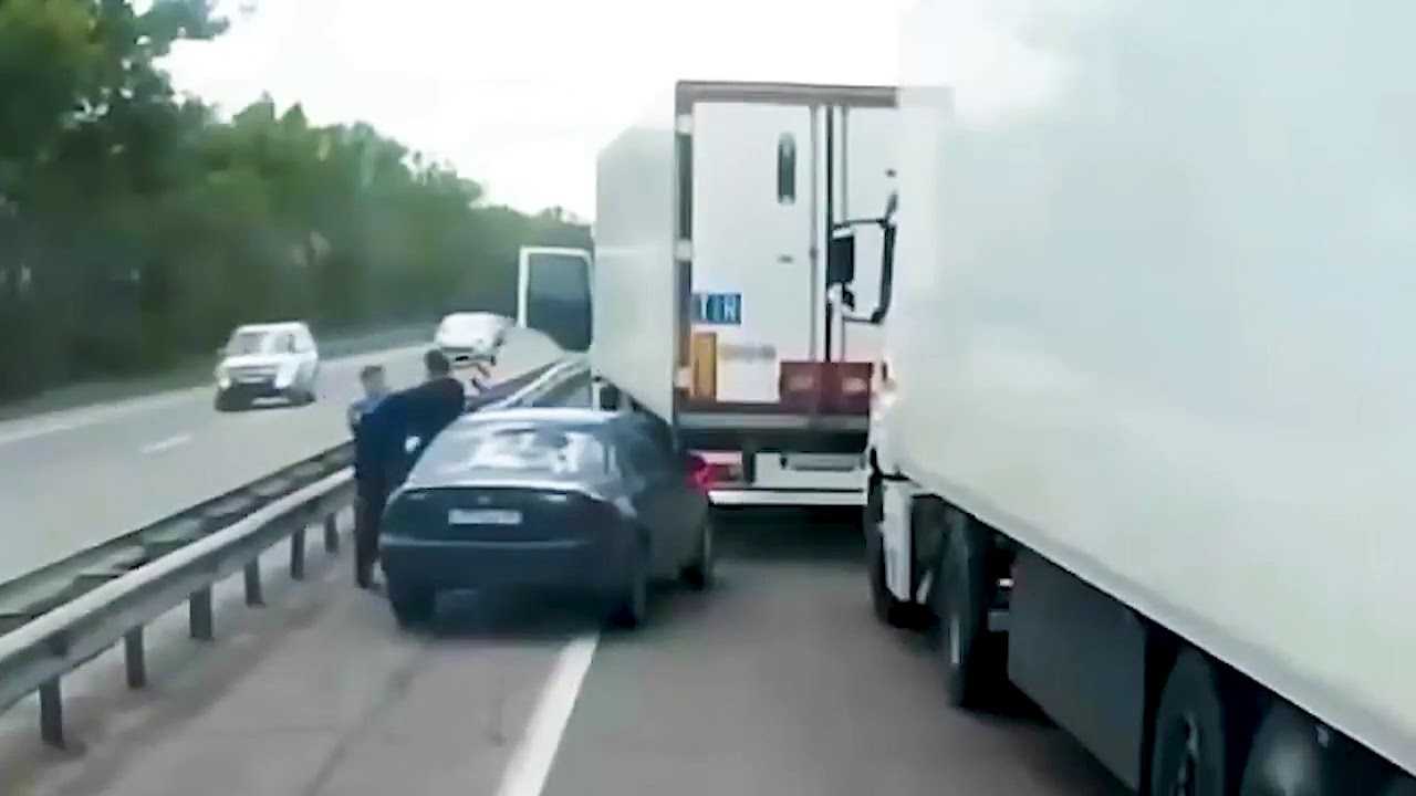 Как называется приборная панель в автомобиле?