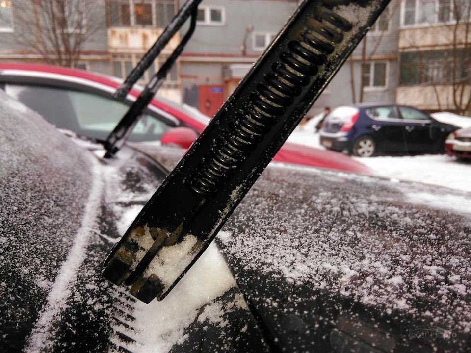 Как быстро очистить машину от снега