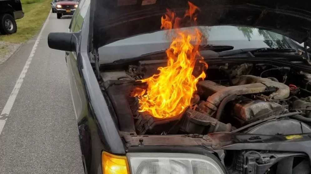 Загорелся автомобиль: что делать и основные причины